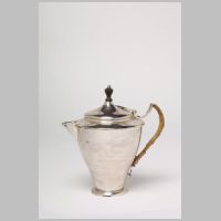 Benson, Coffee pot, photo on collections.vam.ac.uk,2.jpg